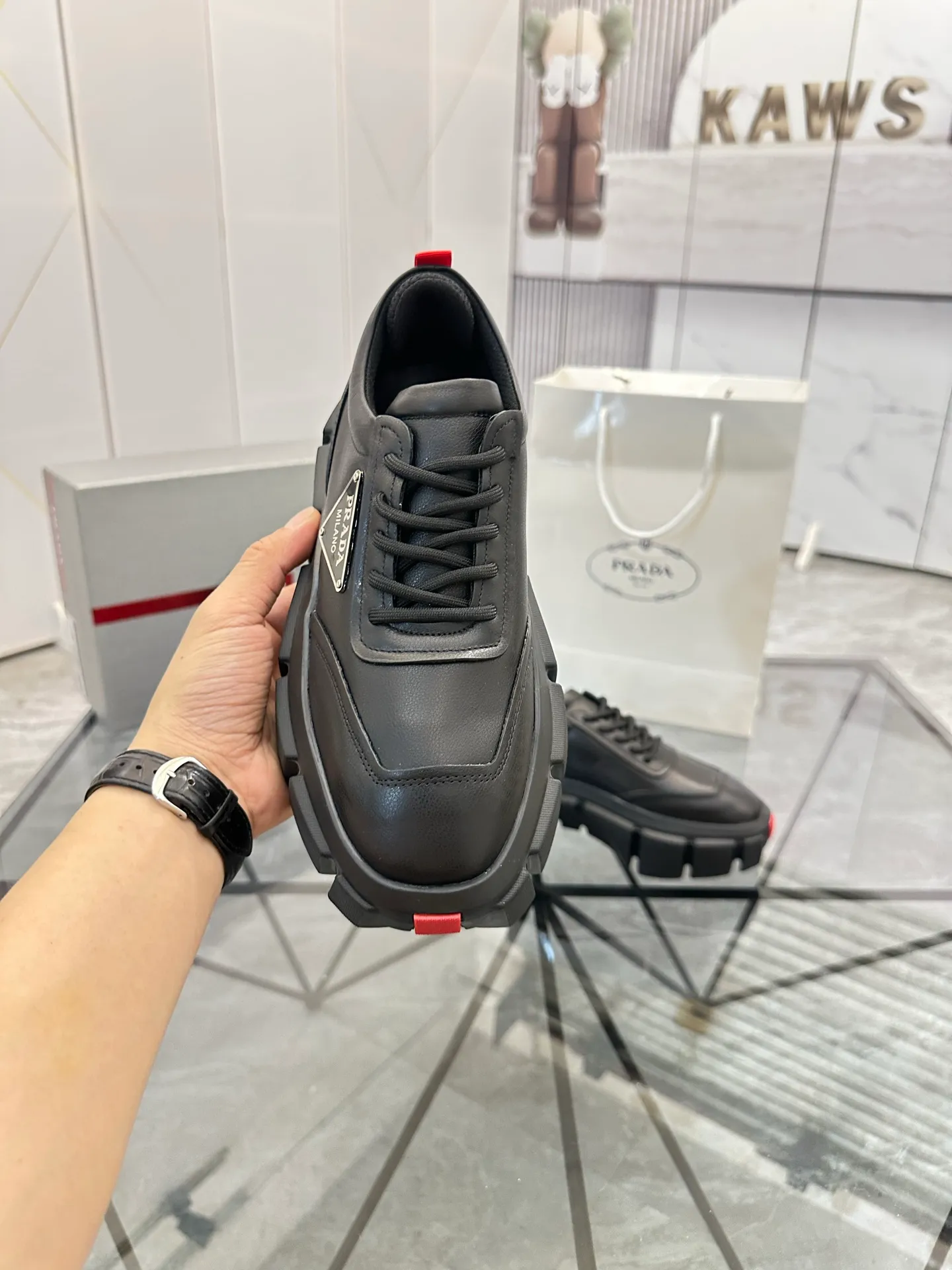 Selling men's shoes 💰: 💰P560¥ High-end top quality Product trademark: Prada * "Prada*" low-top casual shoes Regular size: 35-45 (can be customized to 46) Couple style Product material: imported first-layer cowhide leather upper, breathable lining, original outsole. No.: H201